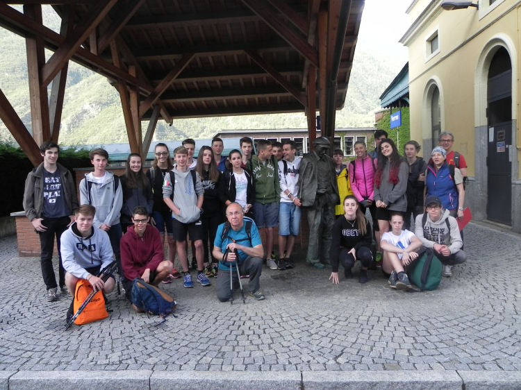 Il gruppo degli studenti del Liceo R.M.Adelaide di Aosta alla stazione FFSS a Verrès (136473 bytes)